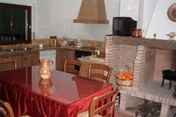 Cocina con chimenea