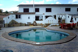 Vista exterior de la casa y la piscina